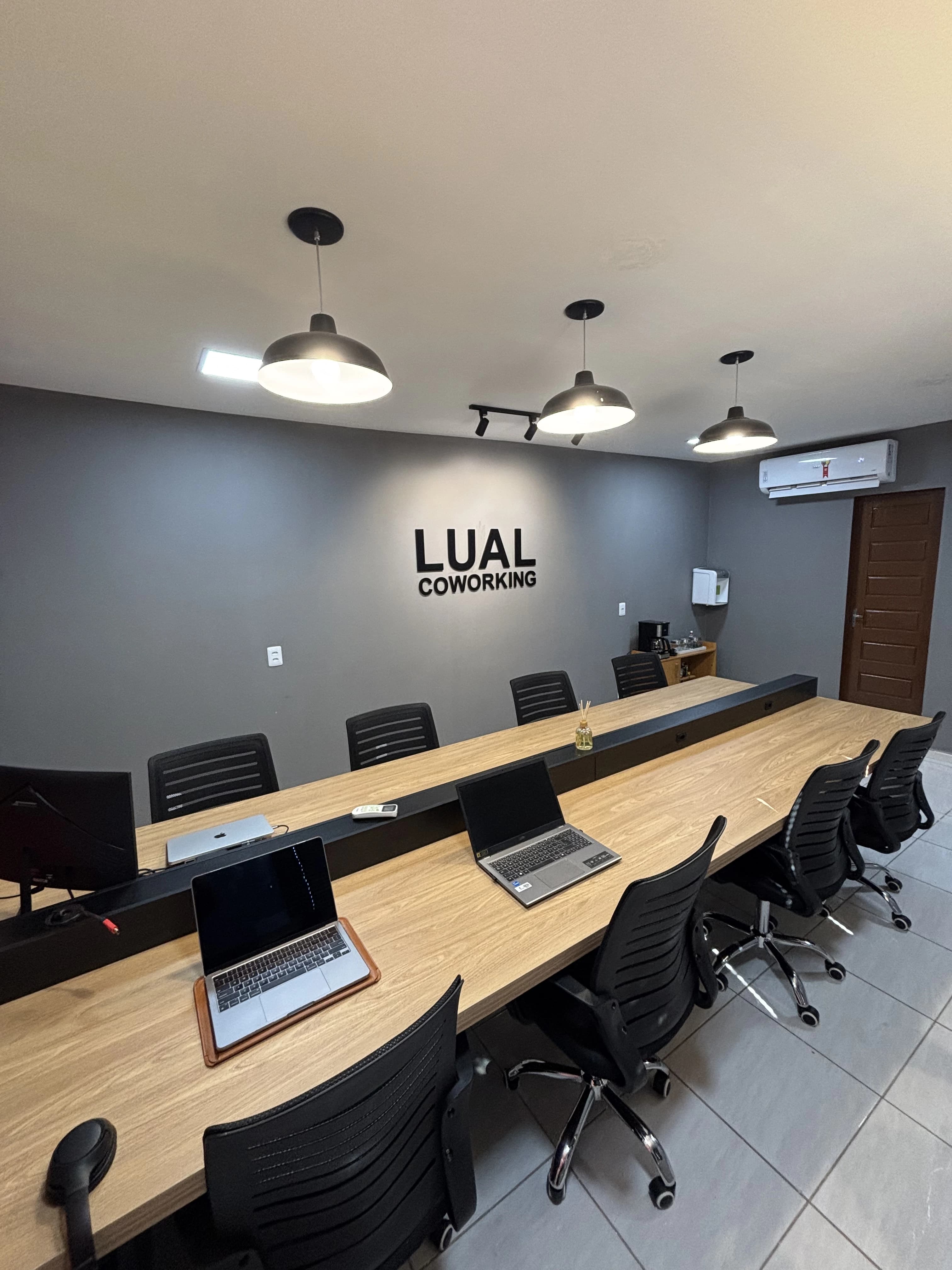 LUAL Coworking - Mesa com logo e ar