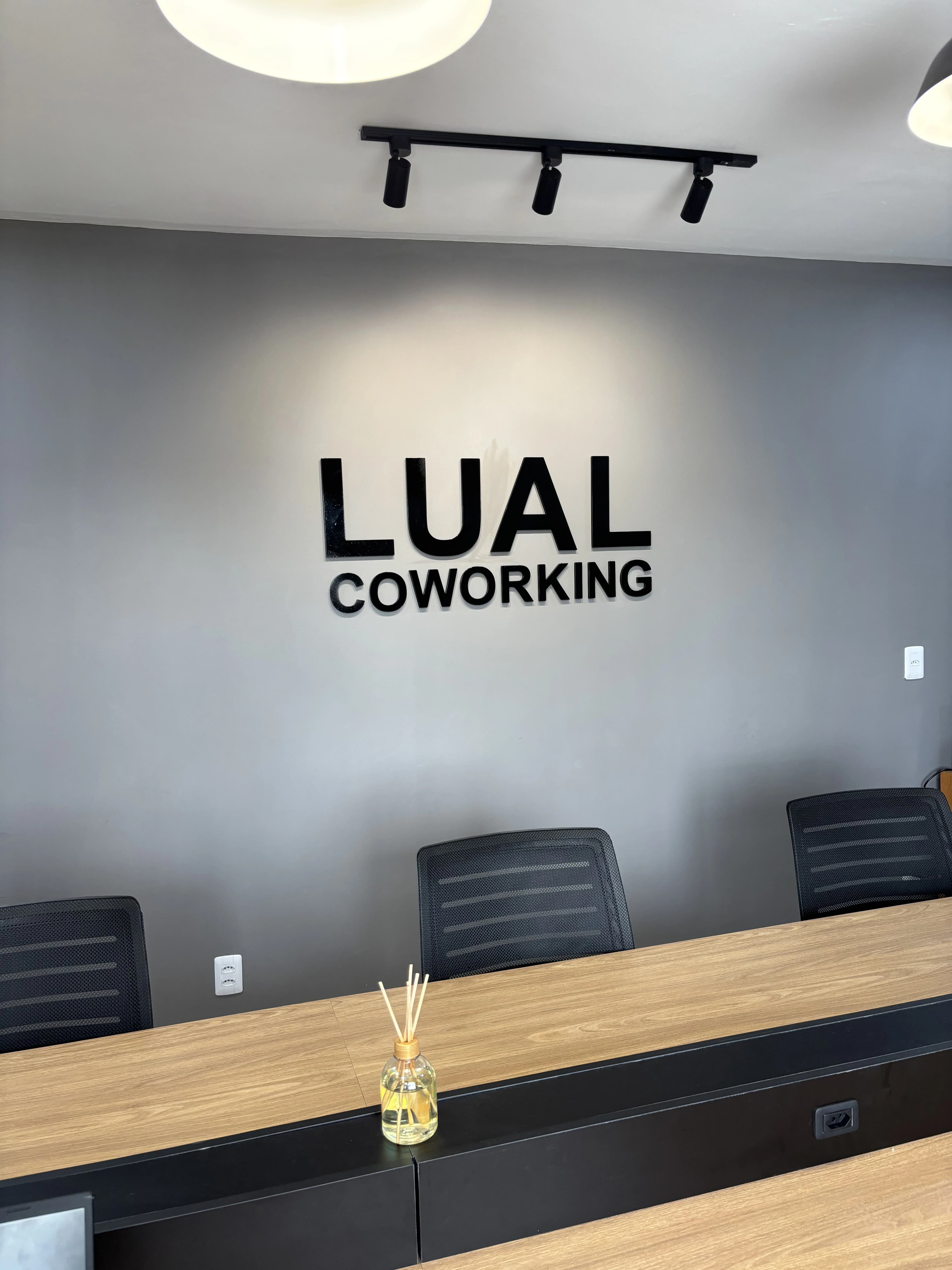 LUAL Coworking - Mesa com logo