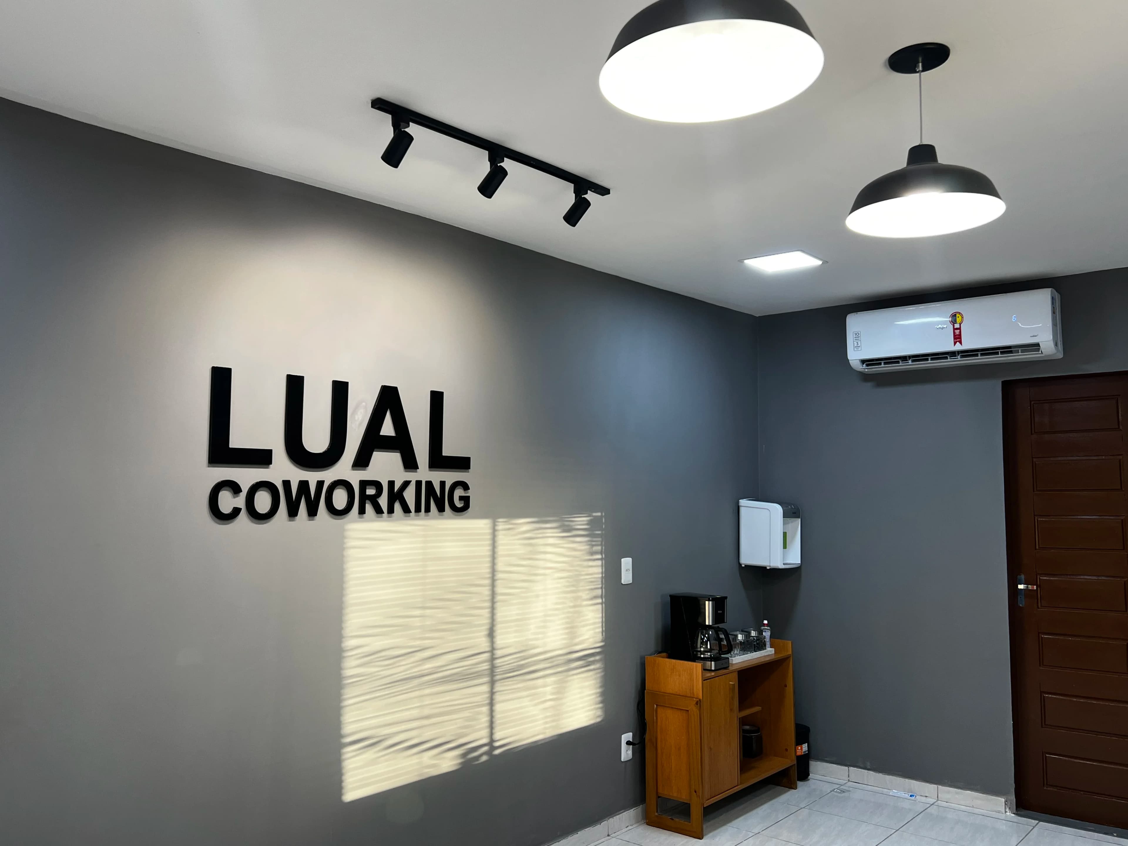 LUAL Coworking - Mesa diagonal